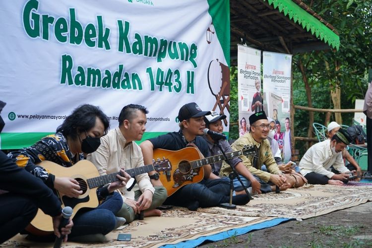 Wujud kolaborAksi Dompet Dhuafa dan Armada Band sambangi warga sekitar Ciliwung Muara di momen Grebek Kampung Ramadan 1443H, Jumat (15/4/2022).
