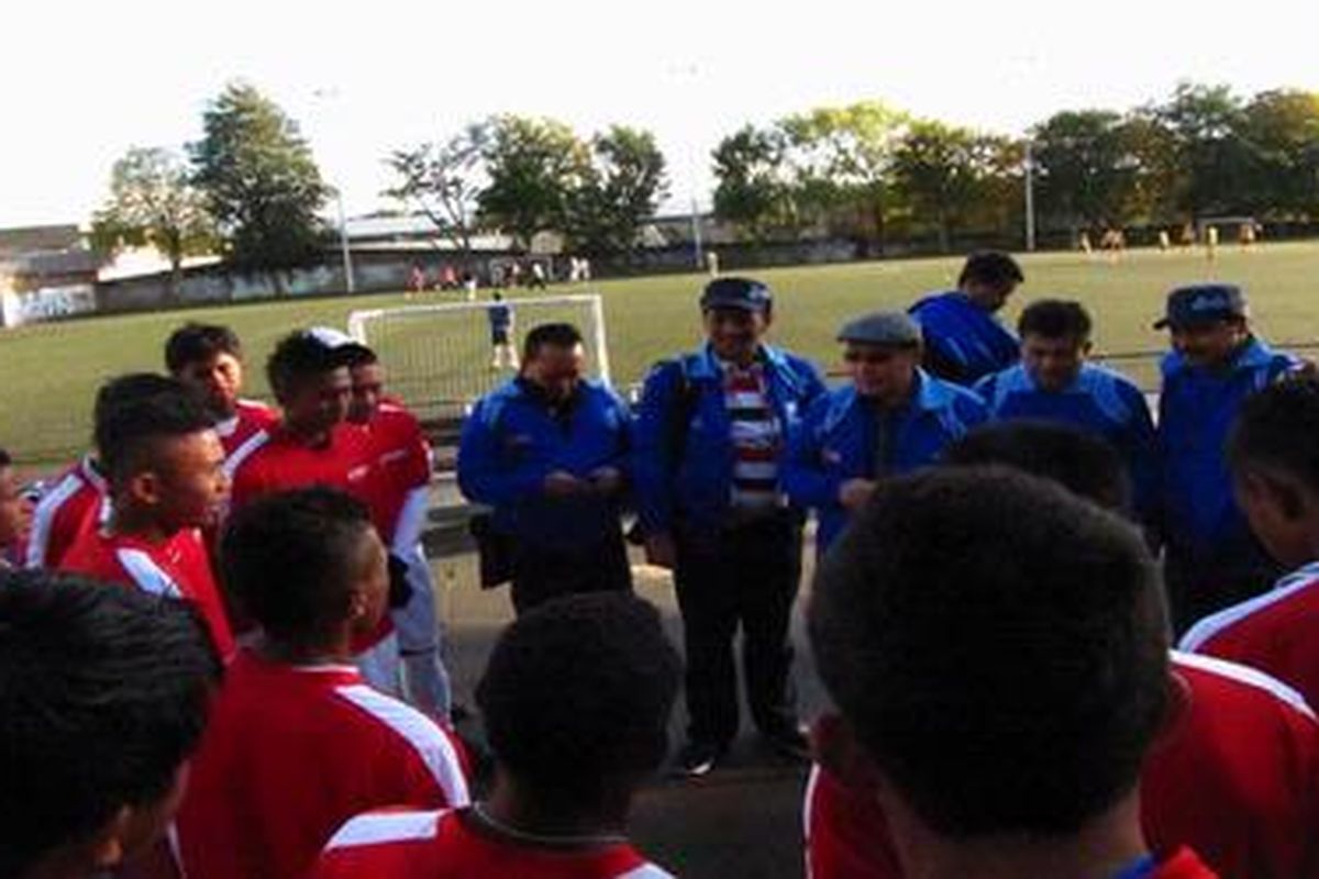 Ketua Umum Partai Demokrat Anas Urbaningrum memberi semangat bagi tim Tunas Garuda yang sedang berlatih di Arsenal, Inggris, Kamis (27/10/2011).