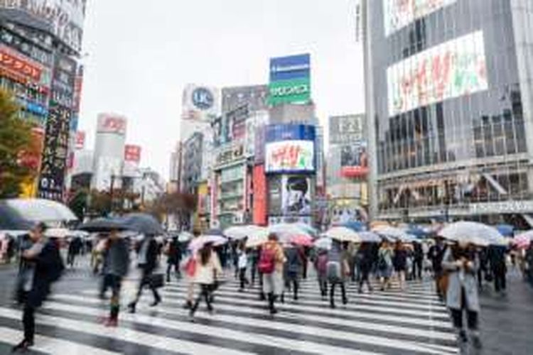 Penyebrang jalan di Shibuya, Tokyo, Jepang.