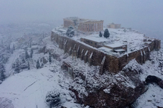 Fenomena Salju Mendadak Menyelimuti Kota Athena