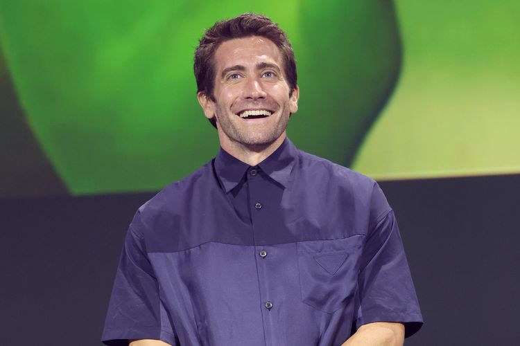 Aktor Jake Gyllenhaal berbicara di panggung D23 Expo 2022 yang digelar di Anaheim Convention Center, Anaheim, California, Jumat (9/9/2022). 