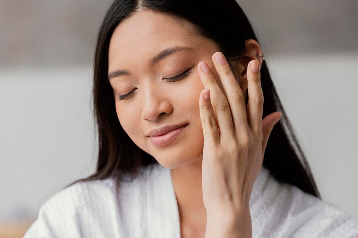 Ilustrasi mengaplikasikan primer makeup