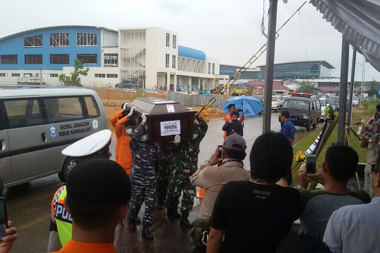 Peti jenazah korban Lion Air JT 610, Hendra di Bandara Depati Amir, Pangkal Pinang, Selasa (6/11/2018)