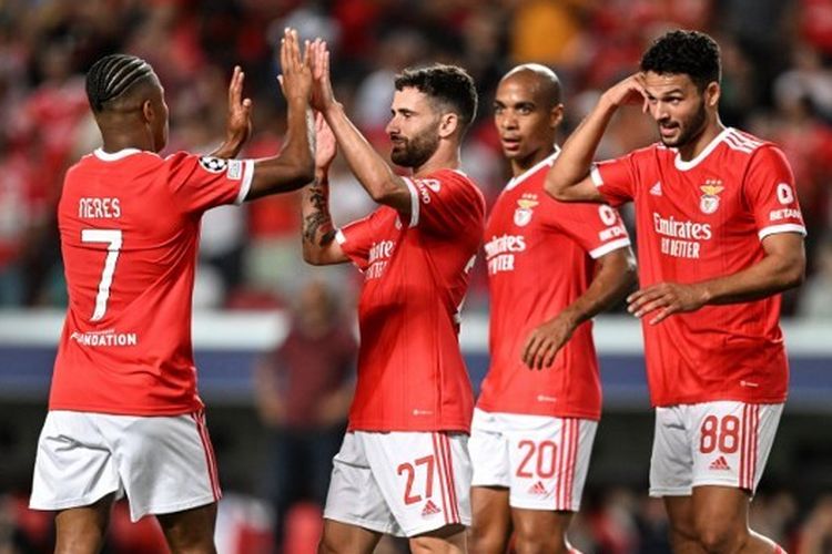 Para pemain Benfica merayakan gol ke gawang Dynamo Kiev dalam laga playoff Liga Champions 2022-2023 di Estadio do SL Benfica, Lisbon, Portugal, Rabu (24/8/2022).