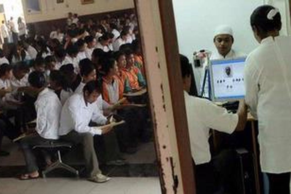 Sekitar 800 calon Tenaga Kerja Indonesia (TKI) menunggu untuk sesi foto dalam pembuatan Paspor di Kantor Imigrasi Unit Khusus Tangerang dibawah naungan Direktorat Jenderal Imigrasi, Kementerian Hukum dan HAM, Tangerang, Banten, Selasa (5/7/2011). Sekitar 70 sampai 80 persen TKI yang Timur Tengah dengan tujuan Arab saudi, sementara pemerintah akan menghentikan pengiriman TKI per awal Agustus tahun ini. 