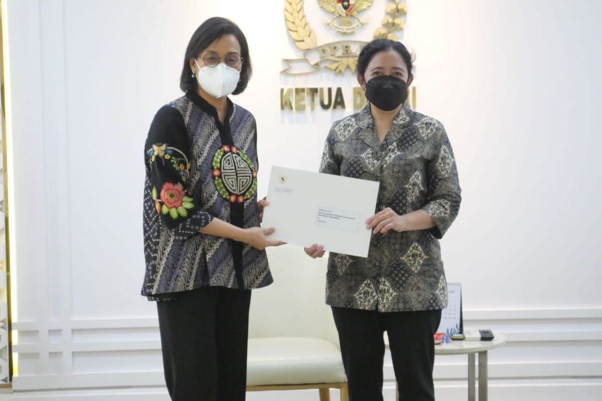 Menteri Keuangan RI Sri Mulyani menyerahkan Surpres tentang LPI ke Ketua DPR Puan Maharani di Gedung Nusantara III, Kompleks Parlemen, Jakarta, Selasa (12/1/2021).
