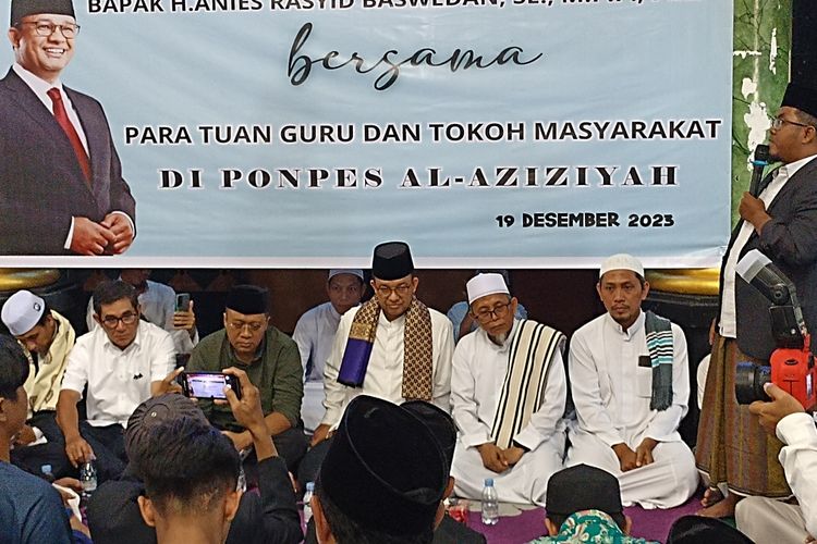 Capres nomor urut 1 Anies Baswedan saat kunjungan di Pondok Pesantren Al-Aziziyah Lombok Barat, Selasa (19/12/2023).