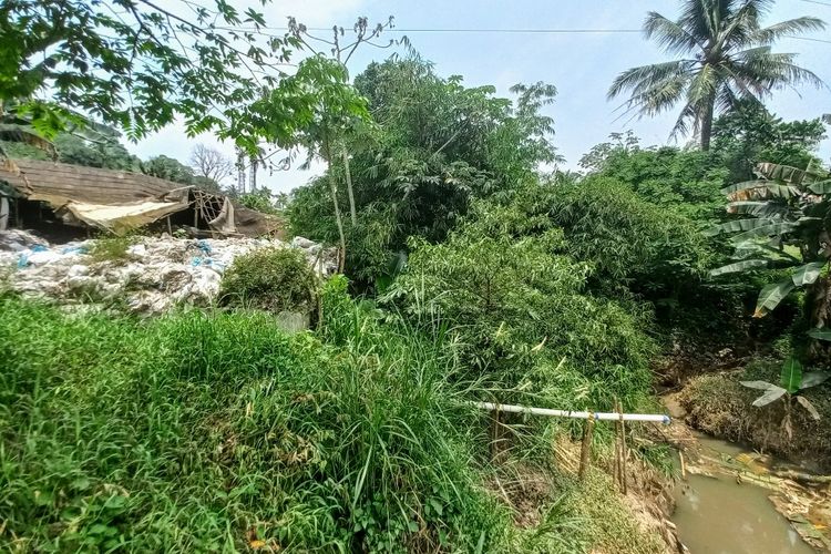 Lokasi pipa paralon pembuangan limbah di sisi Sungai Cisadane kawasan Serpong, Tangerang Selatan, Senin (4/10/2021).