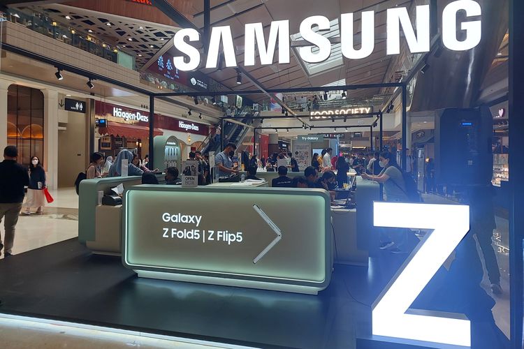 Samsung menggelar acara consumer launch Galaxy Z Fold 5 dan Z Flip 5 di Mal Kota Kasablanka, Jumat (18/8/2023). Duo ponsel lipat anyar Samsung itu kini bisa dibeli secara langsung.