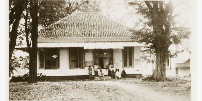 Foto kantor pos pembantu di Lamongan yang diambil tahun 1930