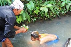 Ritual Khitan di Banyuwangi, Kepala Ditetesi Darah Ayam