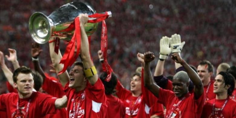 Steven Gerrard mengangkat trofi Liga Champions yang diraihnya bersama Liverpool pada musim 2004-2005.