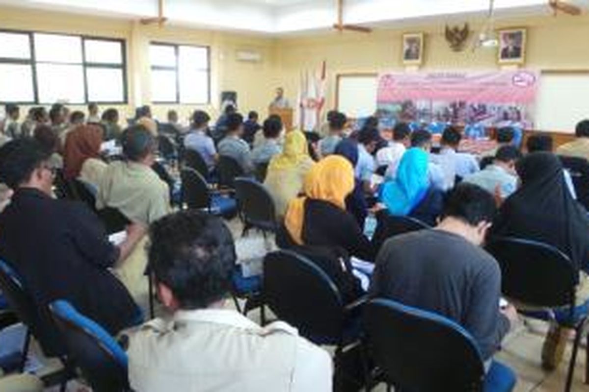 Para PNS di Kepulauan Seribu Selatan mengikuti sosialisasi Kawasan Dilarang Merokok (KDM) yang digelar di kantor kecamatan setempat. Selasa (16/9/2014).