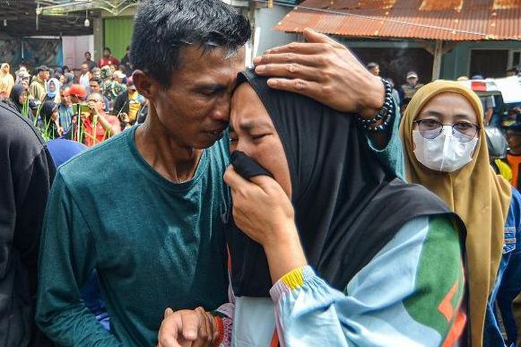 Keluarga korban menangis saat mengikuti evakuasi korban pasca banjir bandang di Nagari Bukik Batabuah, Agam, Sumatera Barat, Minggu (12/5/2024).