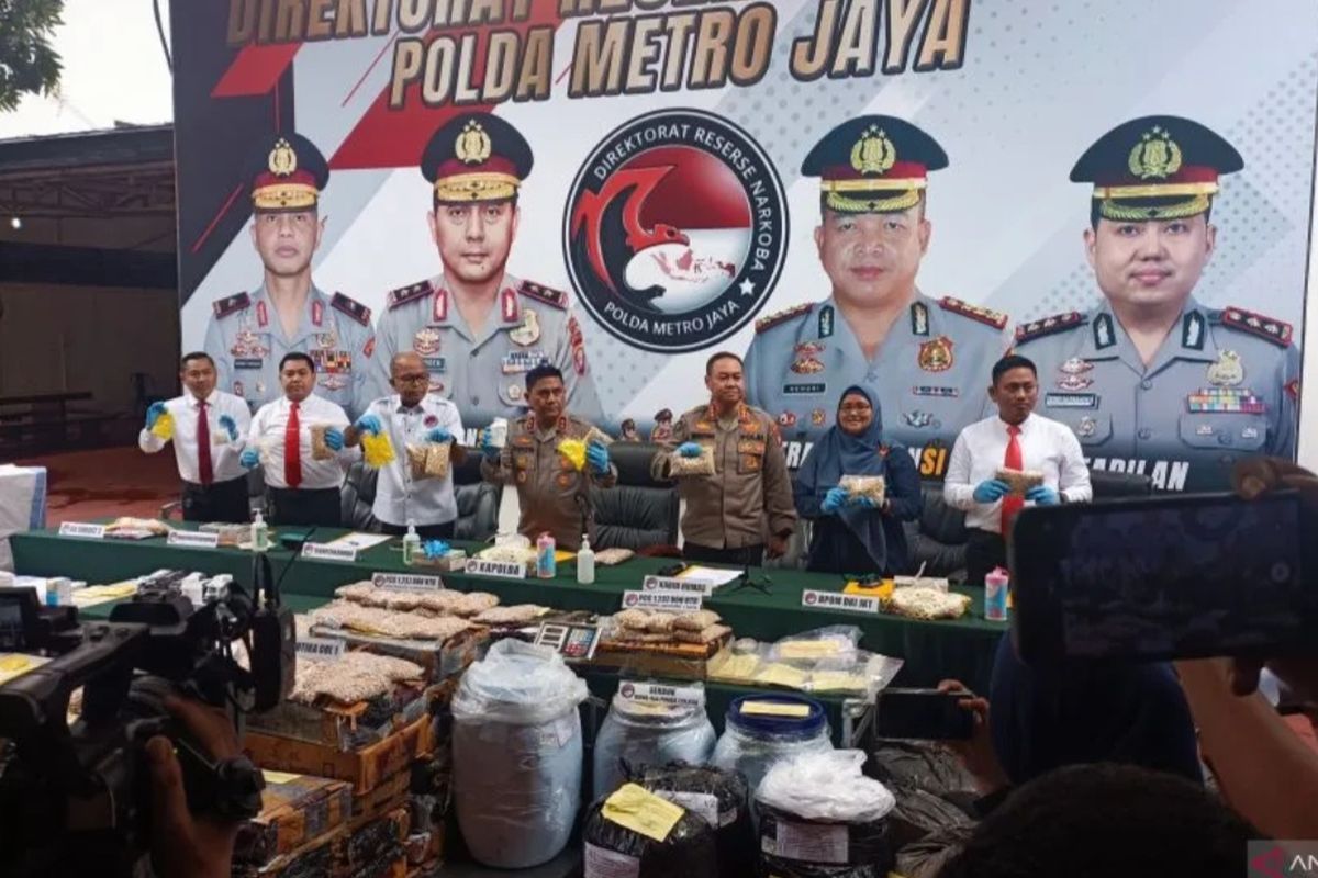 Kapolda Metro Jaya Irjen Pol Karyoto (tengah) bersama Dirresnarkoba Kombes Pol Hengki (ketiga dari kiri) dan Kabid Humas Polda Metro Jaya Kombes Pol Trunoyudo Wisnu Andiko (ketiga dari kanan) menunjukkan barang bukti narkoba di Jakarta, Senin (10/4/2023).