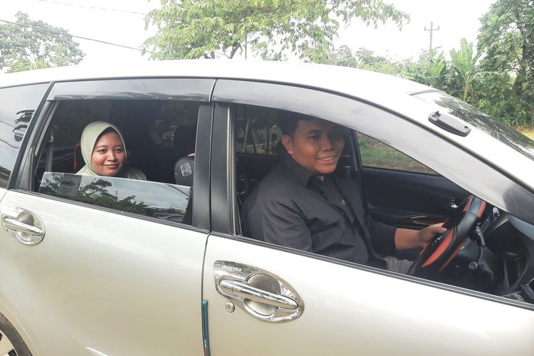 Nur Wahyudi pemudik asal Bekasi saat akan kembali melanjutkan perjalanan usai beristirahat di warung dekat exit tol fungsional Tamanmartani, Sleman. Wahyudi dan keluarga ke Yogyakarta dengan melintasi Jalan Tol Yogya-Solo segmen Prambanan - Tamanmartani.
