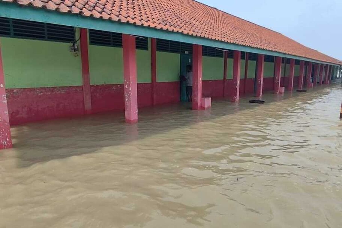 Area lingkungan SDN 1 Bayalangu Kidul Kecamatan Gegesik Kabupaten Cirebon Jawa Barat, terendam banjir pada Kamis (16/1/2025) siang