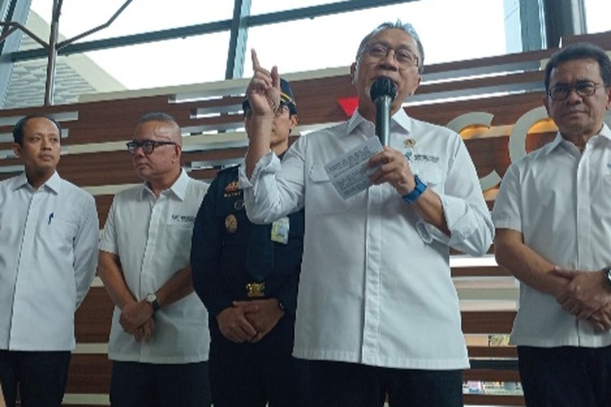 Menteri Perdagangan Zulkifli Hasan saat mengunjungi Bea Cukai dan Bandara Internasional Soetta di Tangerang, Senin (6/5/2024).