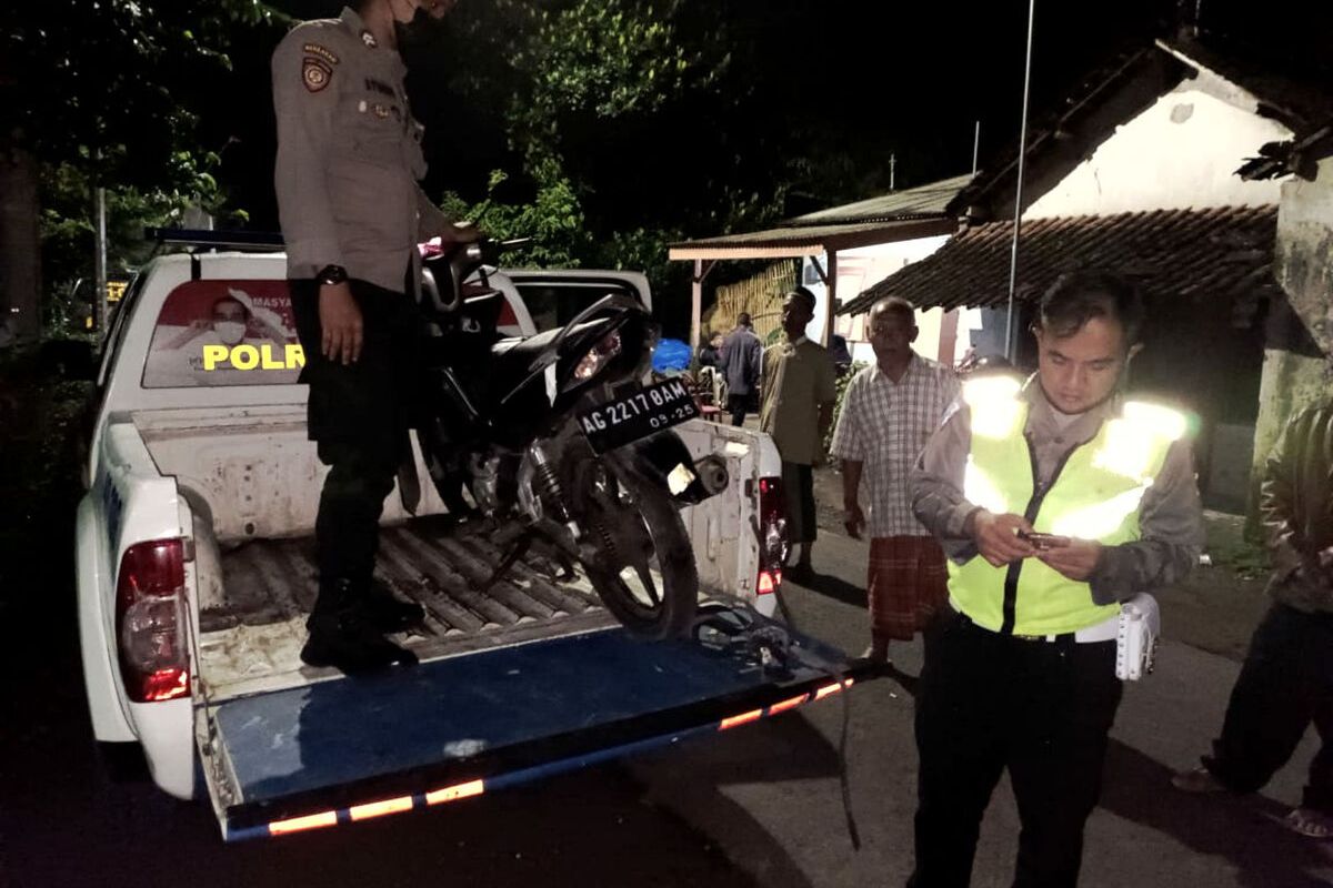 Polisi membawa sepeda motor yang terlibat kecelakaan yang menewaskan nenek 70 tahun, Sriati, di Desa Ploso, Selopuro, Kabupaten Blitar, Sabtu (22/5/2022) malam