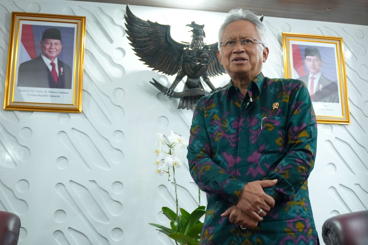 Menteri Pendidikan Tinggi, Sains, dan Teknologi (Mendiktisaintek) Satryo Soemantri Brodjonegoro berpose setelah diwawancarai KOMPAS.com dalam program Ruang Jernih di Gedung Mendiktisaintek, Jakarta pada, Selasa (6/12/2024).