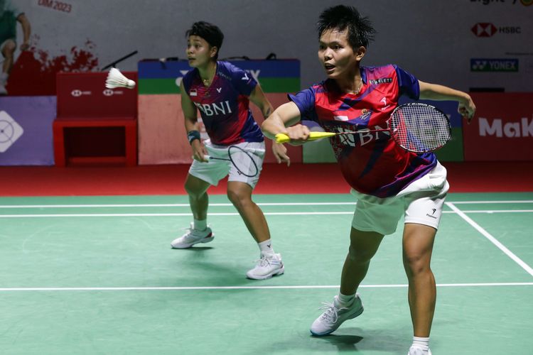 Ganda putri Indonesia, Apriyani Rahayu/Siti Fadia Silva Ramadhanti bertanding melawan ganda putri Thailand, Jongkolphan Kititharakul/Rawinda Prajongjai pada pertandingan perempat final Indonesia Masters 2023 di Istora Senayan, Jakarta, Jumat (27/1/2023). Apriyani/Fadia gagal melaju ke semifinal Indonesia Masters 2023 setelah kalah dengan skor 21-16, 17-21, 18-21.