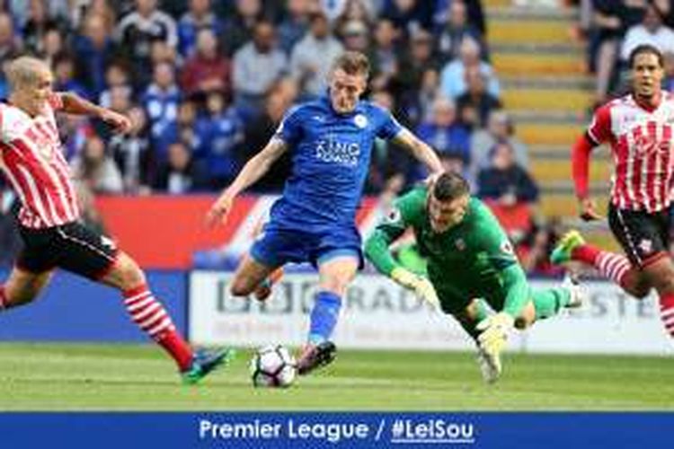 Jamie Vardy (biru) gagal mencetak gol saat Leicester City melawan Southampton pada partai lanjutan Premier League di Stadion King Power, Minggu (2/10/2016).