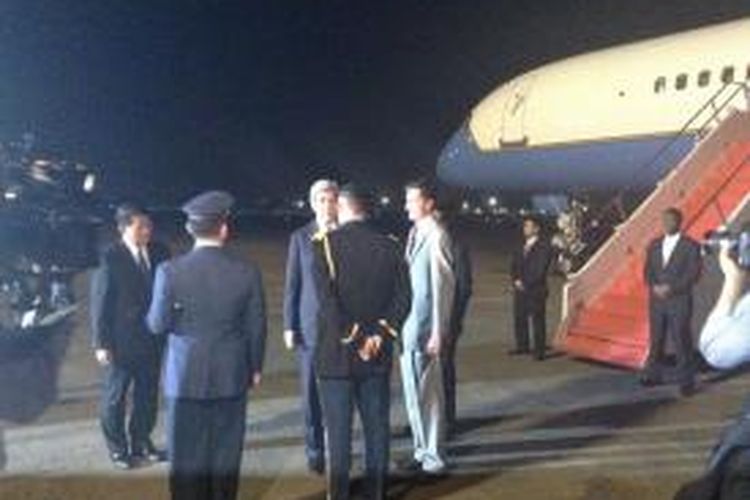 Menlu AS, John Kerry tiba di Bandara Halim Perdana Kusuma, Sabtu (15/2/2014) malam.