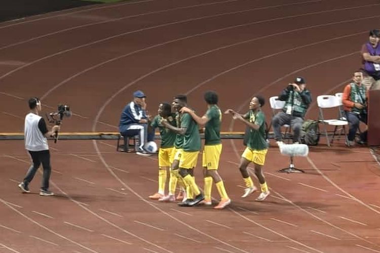Sekou Kone merayakan gol dalam laga uji coba Timnas U22 Indonesia vs Mali di Stadion Pakansari, Cibinong, Kab. Bogor, Selasa (18/11/2025).
