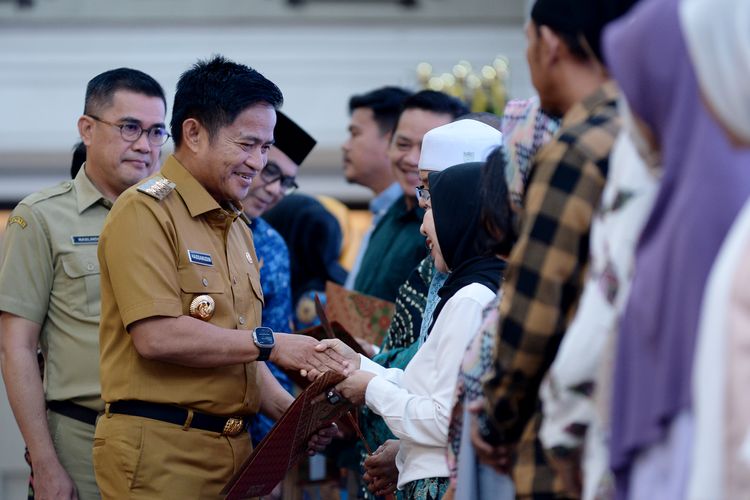 Penjabat Gubernur Sumatera Utara (Sumut) Hassanudin menyerahkan secara simbolis Nomor Induk Berusaha (NIB) dan Sertifikat Halal kepada pelaku koperasi dan usaha mikro kecil dan menengah pada acara Talkshow dan Penerbitan 1.000 NIB dan Sertifikat Halal di Aula Raja Inal Siregar, Kantor Gubernur Sumut, Jalan Diponegoro Nomor 30 Medan, baru-baru ini.