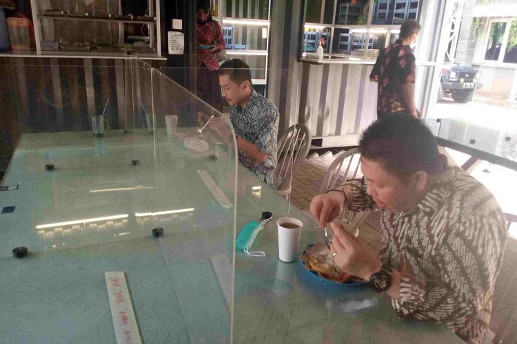 Wali Kota Salatiga Yuliyanto dan Ketua DPRD Salatiga Dance Ishak Palit makan siang di kantin karyawan.
