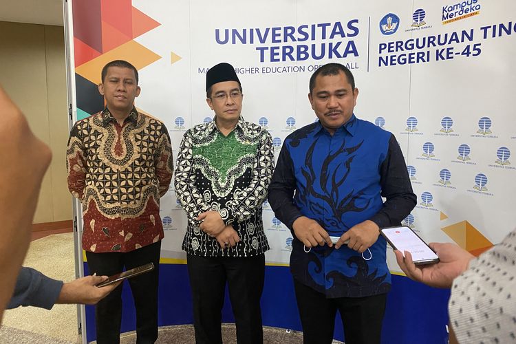 Konferensi pers Wakil Rektor IV Bidang Pengembangan Institusi dan Kerja Sama UT Rahmat Budiman (batik hijau) dan Bupati Bungo Mashuri (batik biru) setelah penandatanganan MoU di UTCC UT, Tangerang Selatan (19/7/2022).
