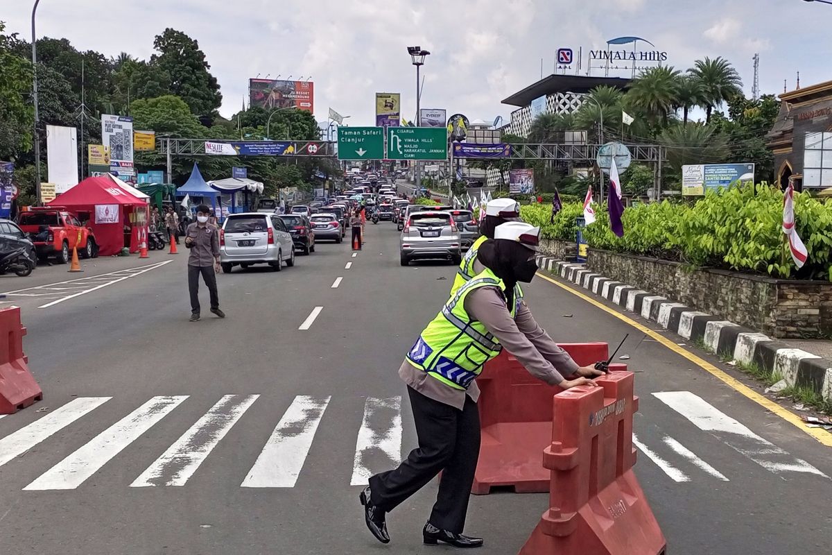 Satuan Lalu Lintas Polres Bogor, Jawa Barat, mencatat ada kenaikan jumlah kendaraan wisatawan yang mengarah ke kawasan wisata Puncak Bogor. Peningkatan arus kendaraan tersebut mulai terlihat sejak H+1 atau satu hari setelah Lebaran, Selasa (3/5/2022). Petugas kepolisian melakukan rekayasa lalu lintas satu arah atau one way sejak pagi sampai sore ini. Dalam pantauan Kompas.com, para wisatawan yang menggunakan berbagai macam kendaraan mulai menyerbu kawasan wisata Puncak. Hal itu terlihat dari antrean kendaraan di beberapa titik tempat wisata seperti Cimory hingga Taman Safari. Kendaraan yang didominasi oleh pelat luar Bogor ini terus memadati beberapa titik tempat wisata. Berbagai usaha dilakukan oleh mereka agar bisa menikmati tempat wisata. Bahkan, tak jarang dari mereka ditegur petugas karena nekat menerobos rambu-rambu lalu lintas saat diterapkannya one way. Karena kepadatan itu, polisi harus mengganti sistem ganjil genap dengan menerapkan pola rekayasa satu arah. Hal tersebut dilakukan karena arus lalu lintas yang mengarah ke Puncak terus meningkat. Memang sesuai prediksi kami akan didominasi wisatawan, bahkan sampai besok hingga hari sekian juga bisa terjadi kepadatan. Oleh krena itu kami sudah siagakan 175 personel, kata Kasatlantas Polres Bogor AKP Dicky Anggi Pranata di lokasi.