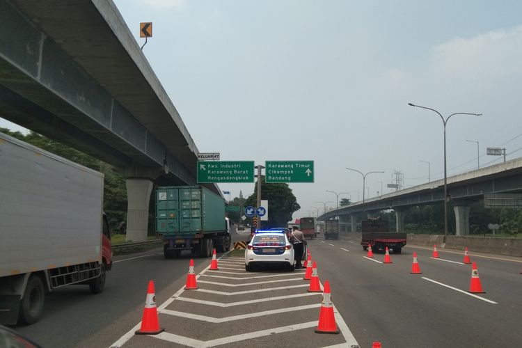Uji Coba Ganjil Genap di kilometer 47 tol Jakarta-Cikampek, Senin (25/4/2022).