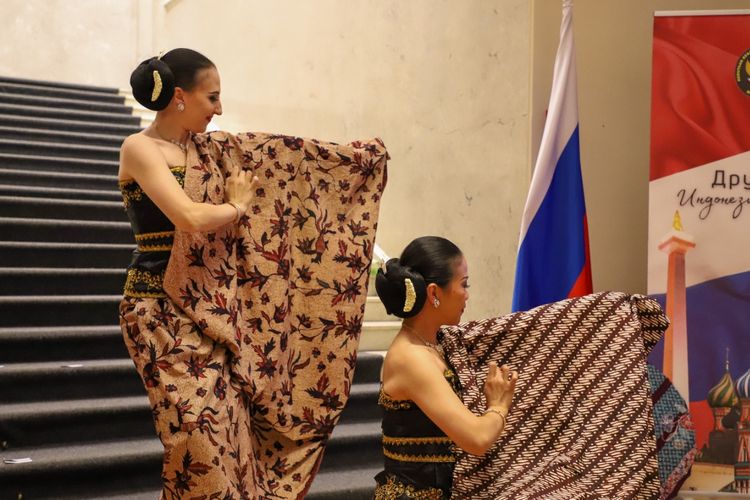 Penampilan Tari Batik oleh Penari Warga Rusia dan Warga Indonesia dalam Resepsi.