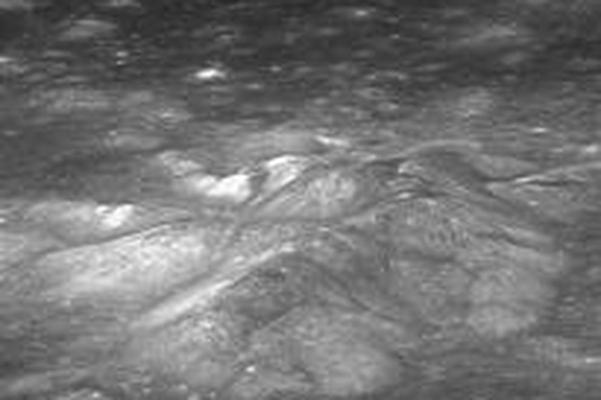 Dasar kawah Bullialdus. Ilmuwan menemukan bahwa kawah Bullialdus lebih kaya hidroksil, memberi bukti adanya air magmatik. 