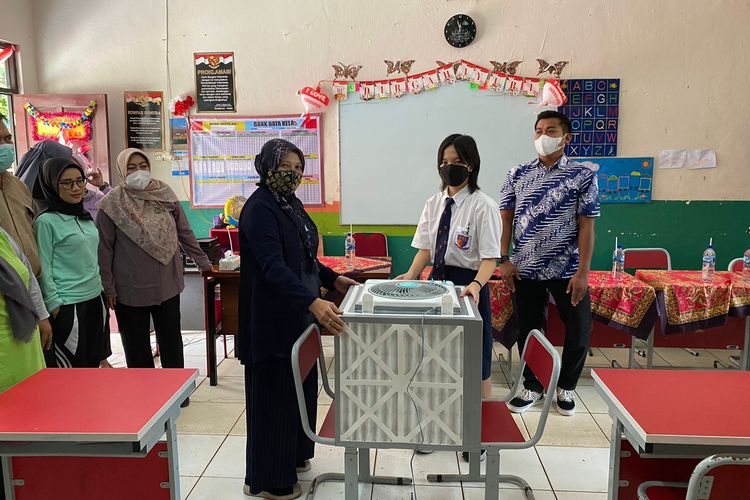 Siswi kelas 12 SMA ACS Jakarta, Ashley Halim bekerja sama dengan Kinar Pustaka Foundation memberikan donasi peralatan Klinair di SDN Pondok Ranji 02 pada 10 September 2022.