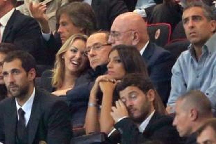 Silvio Berlusconi bersama sang istri muda Francesca Pascale (kiri) dan anaknya Adriano Galliani saat menonton AC Milan vs Jiventus di San Siro, Milan, Sabtu (20/9/2014) yang berakhir 0-1.