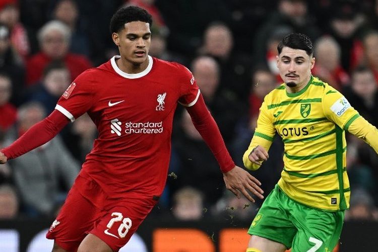 Bek Liverpool, Jarell Quansah (kiri), berebut bola dengan gelandang Norwich City, Borja Sainz, dalam pertandingan putaran kelima Piala FA 2023-2024. Laga Liverpool vs Norwich tersebut digelar di Stadion Anfield pada Minggu (28/1/2024) malam WIB.