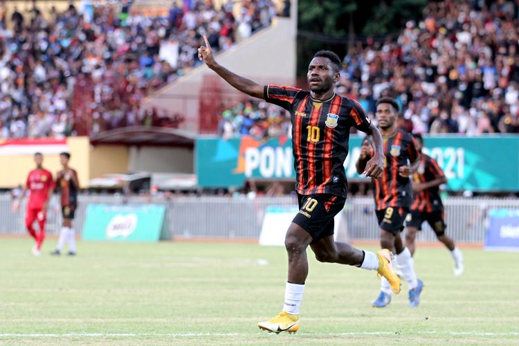 Pemain Papua Ricky Ricardo selebrasi seusai menjebol gawang Aceh saat final sepak bola putra PON XX Papua 2021 yang berakhir dengen skor 2-0 di Stadion Mandala Kota Jayapura, Kamis (14/10/2021) sore.