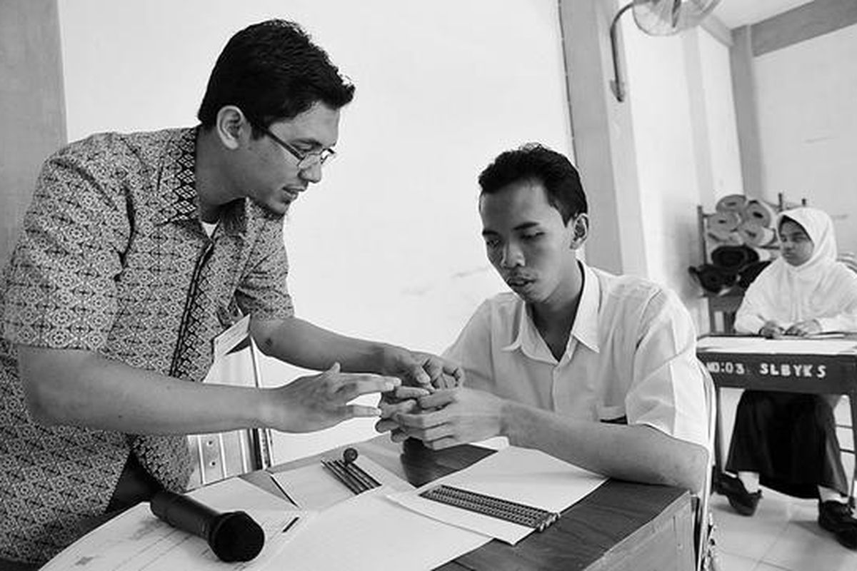Soal Matematika dalam ujian nasional SMP menyulitkan siswa tunanetra karena berupa gambar. Mereka terpaksa dibantu pengawas untuk memahami soal, seperti terjadi di Madrasah Tsanawiyah Yaketunis,  Yogyakarta, Rabu (25/4).  
