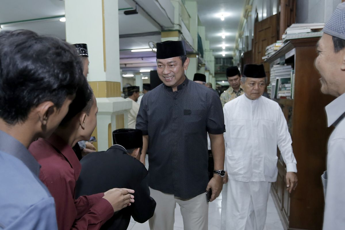 Wali Kota Semarang Hendrar Prihadi memberi salam kepada warga yg mengikuti Peringatan Nuzulul Qur?an di Masjid Agung Kota Semarang, Alun-alun barat Semarang, Selasa (21/5/2019)