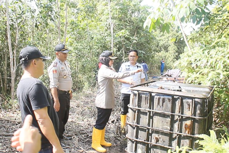 Kapolres Prabumulih AKBP Andes Purwanti meninjau lokasi penyulingan BBM ilegal di Desa Air Rambang, Prabumuih, Sumatera Selatan.