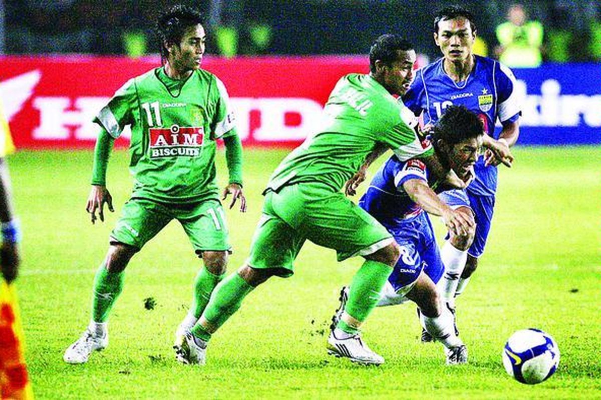 Bek Persebaya Surabaya, M Halil (tengah) dan gelandang M Taufiq (kiri), gagal membawa timnya meraih poin saat menjamu Sriwijaya FC, Rabu (10/2/10). Sriwijaya FC menang 2-0.