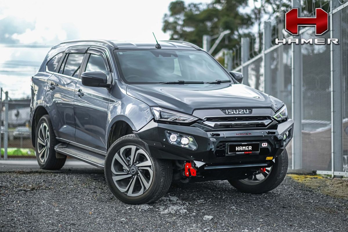 Workshop asal Thailand bernama Hamer4x4 mengubah tampilan Isuzu MU-X menjadi lebih ganteng dan sangar berkat Bumper King Series.