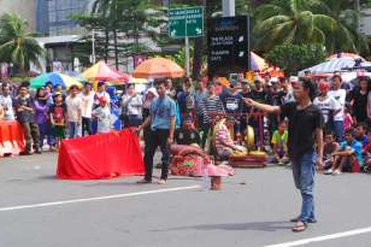 Aksi debus di Car Free Day, Bunderan Hotel Indonesia, Jakarta Pusat, Minggu (24/4/2016).