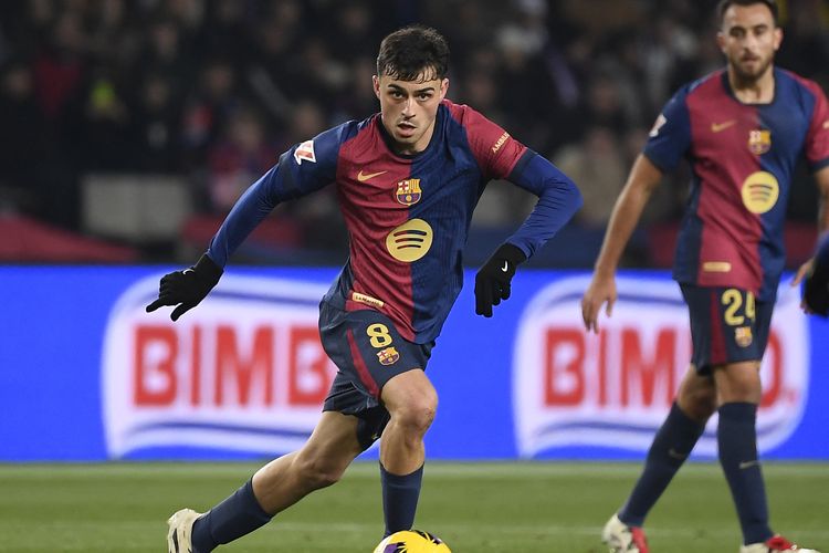 Gelandang Barcelona bernomor punggung 8, Pedro Gonzalez Lopez atau yang lebih dikenal sebagai Pedri, mengontrol bola dalam pertandingan Liga Spanyol antara Barcelona dan Club Deportivo Leganes SAD di Estadi Olimpic Lluis Companys di Barcelona, pada 15 Desember 2024. 
