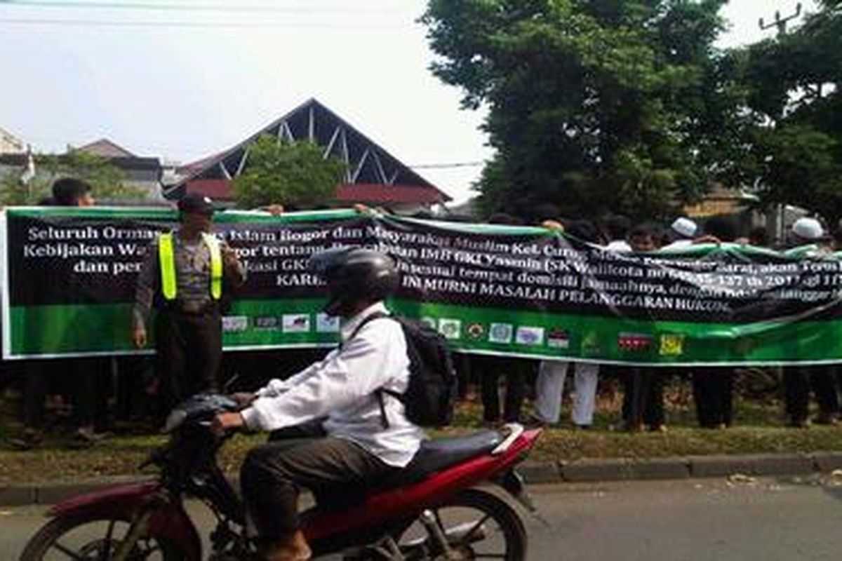 Sekitar 120 warga Bogor, Jumat (16/9/2011), menggelar aksi damai di depan GKI Yasmin. 