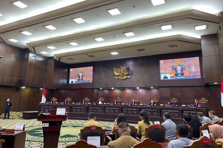 Sembilan Hakim konstitusi yang hadir dalam sidang putusan uji materi terkait batas usia capres dan cawapres di Gedung Mahkamah Konstitusi (MK), Jakarta Pusat, Senin (16/10/2023). 