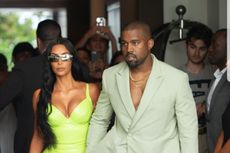 Kembali ke Chicago, Kanye West Beri Tunawisma Sepatu Yeezy dan Uang
