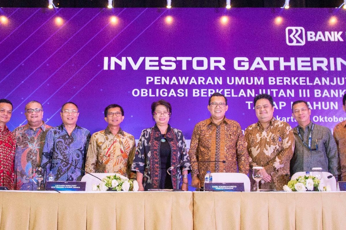 Direktur Keuangan BRI Haru Koesmahargyo (empat dari kanan) dan SEVP Treasury & Global Services BRI Listiorini Dewajanti (lima dari kanan) berfoto bersama usai pemaparan dalam acara Investor Gathering yang diselenggarakan di Jakarta (2/10/2019). Bank BRI menerbitkan PUB III Tahap 1 senilai Rp  5 Triliun di tahun 2019.